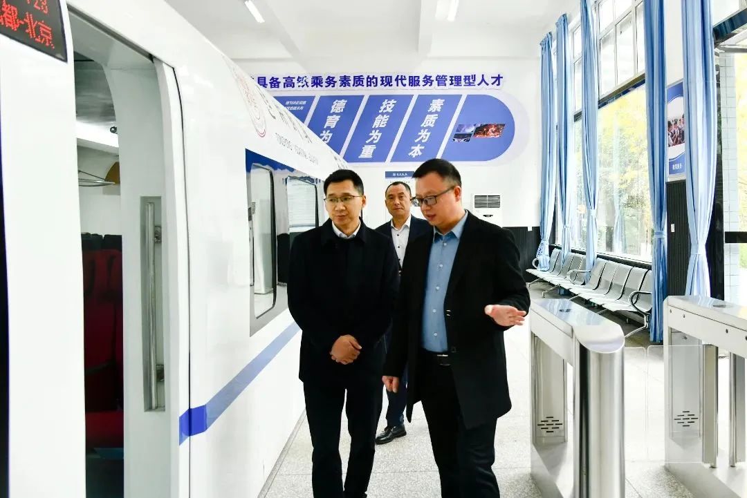 德阳市教育局副局长赵友未到我校调研指导工作